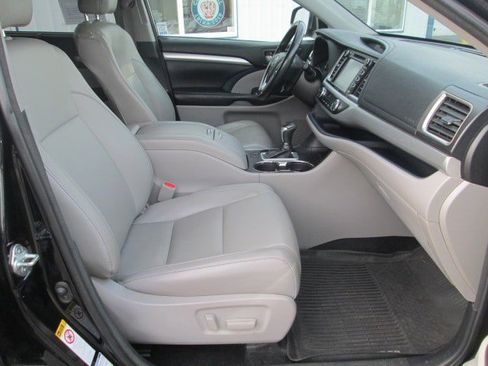 Used 2018 Toyota Highlander XLE image 16