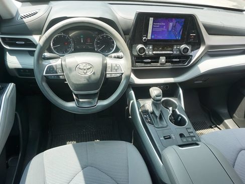 Used 2023 Toyota Highlander L FWD image 6