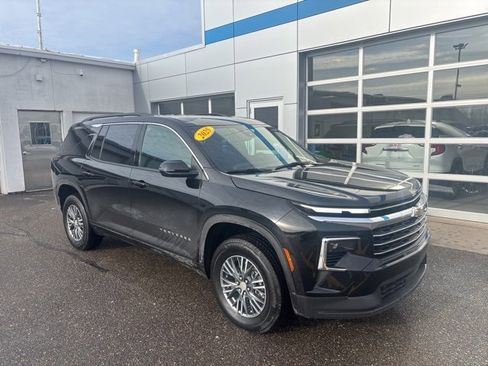 Used 2025 Chevrolet Traverse LT image 2