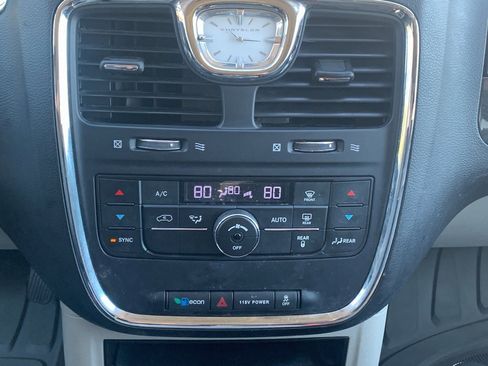 Used 2014 Chrysler Town & Country Touring image 20