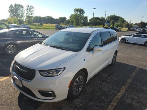 Used 2022 Chrysler Pacifica Touring-L FWD image 3