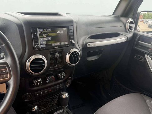 Used 2015 Jeep Wrangler Unlimited Sahara w/ Connectivity Group AWD/4WD image 19