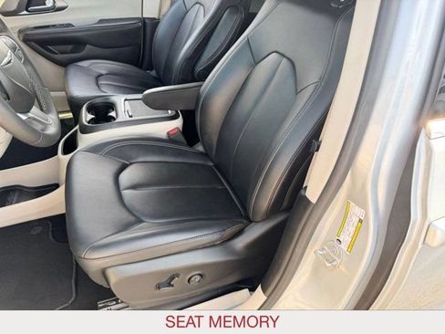 Certified 2024 Chrysler Pacifica Limited FWD image 11