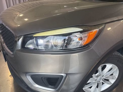 Used 2017 Kia Sorento LX image 7