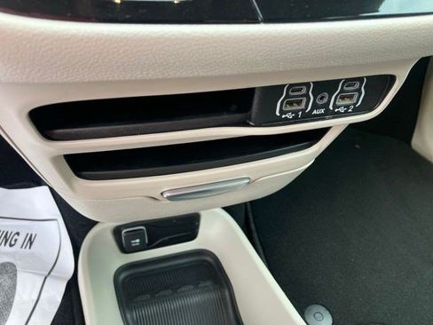 Certified 2023 Chrysler Pacifica Touring-L FWD image 18