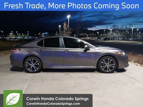 Used 2018 Toyota Camry SE image 2