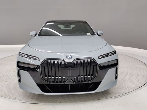 New 2026 BMW 740i w/ Premium Package image 2