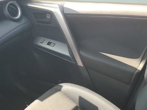 Used 2018 Toyota RAV4 LE FWD image 13