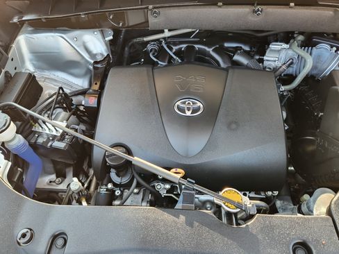 Used 2017 Toyota Highlander XLE AWD/4WD image 37