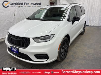 Used 2024 Chrysler Pacifica Limited w/ Uconnect Theater Family Group
