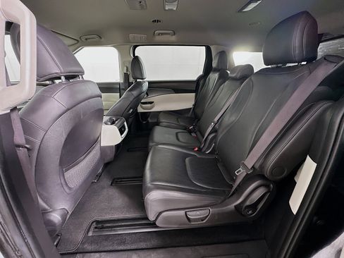 Used 2024 Kia Carnival LX image 28