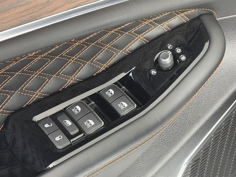 Used 2024 Jeep Grand Cherokee Summit image 25