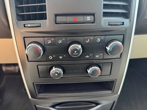 Used 2010 Dodge Grand Caravan SE image 23