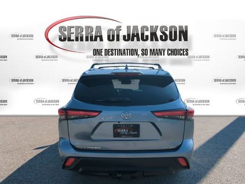 Used 2020 Toyota Highlander XLE AWD/4WD image 7