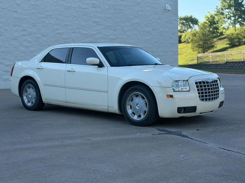 Used 2006 Chrysler 300 Touring RWD image 9