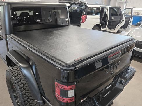 Used 2021 Jeep Gladiator Willys image 40