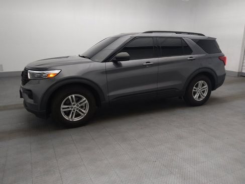 Used 2021 Ford Explorer XLT RWD image 2