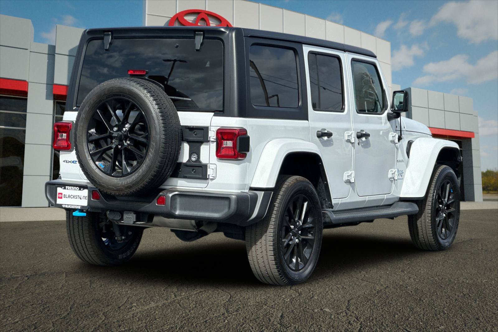Used 2023 Jeep Wrangler Unlimited Sahara w/ Dual Top Group AWD/4WD image 3