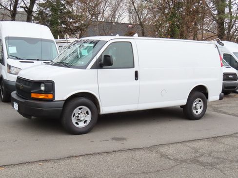 Used 2015 Chevrolet Express 2500 image 2
