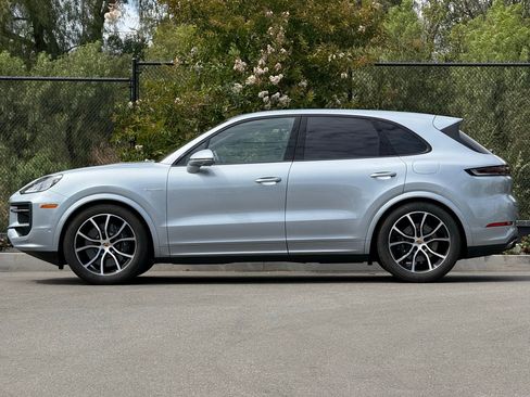 Used 2026 Porsche Cayenne E-Hybrid AWD/4WD image 2