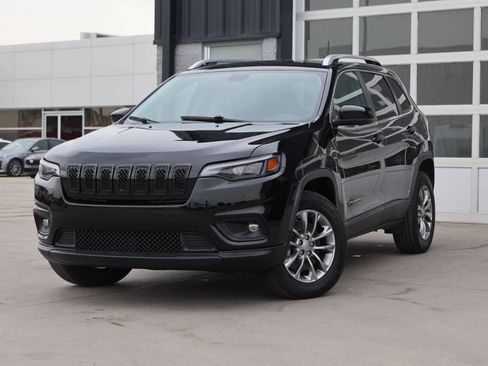 Used 2019 Jeep Cherokee Latitude Plus w/ Cold Weather Group AWD/4WD image 3