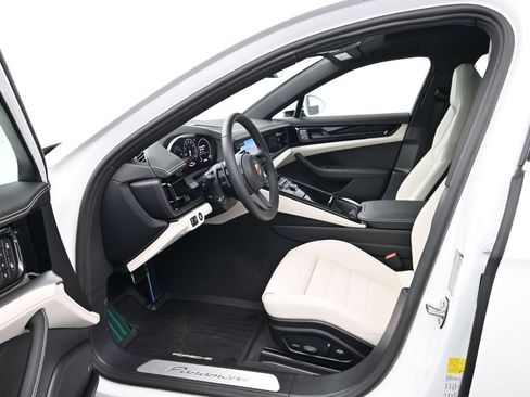 Used 2026 Porsche Panamera image 4