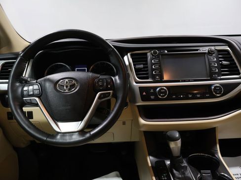Used 2017 Toyota Highlander Limited Platinum image 16