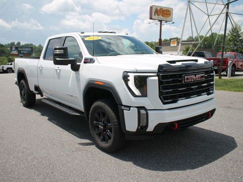 Used 2024 GMC Sierra 2500 AT4 AWD/4WD image 2