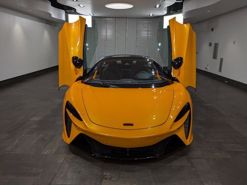 Used 2025 McLaren Artura image 21