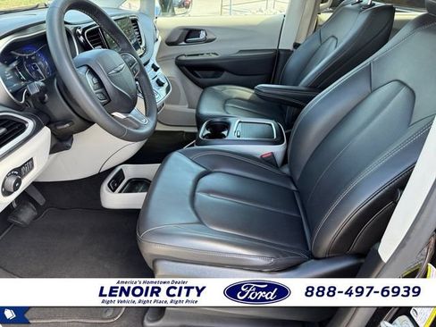Used 2023 Chrysler Pacifica Touring-L FWD image 10