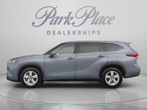 Used 2021 Toyota Highlander XLE FWD image 2