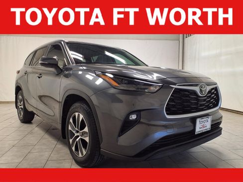 Used 2023 Toyota Highlander XLE image 1