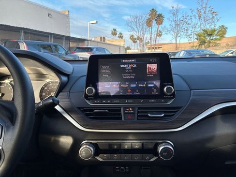 Used 2025 Nissan Altima 2.5 SV image 21