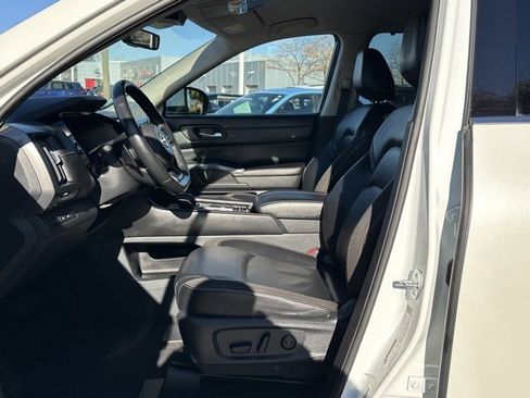 Certified 2023 Nissan Pathfinder SL w/ Lighting Package (N92) image 24