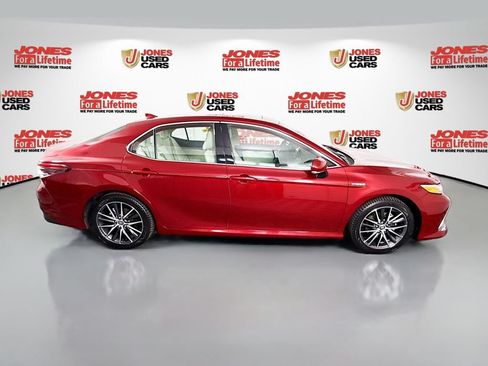 Certified 2021 Toyota Camry XLE w/ Navigation Upgrade Package FWD image 19