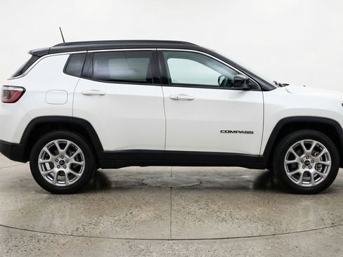 Used 2025 Jeep Compass Limited image 11