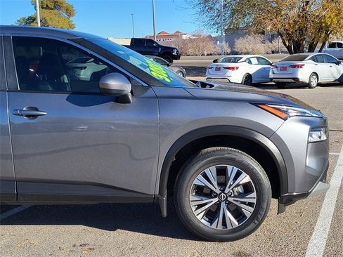 Used 2023 Nissan Rogue SV image 2