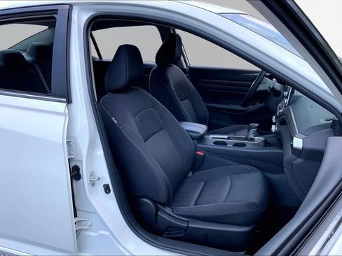 Used 2025 Nissan Altima 2.5 SV FWD image 19