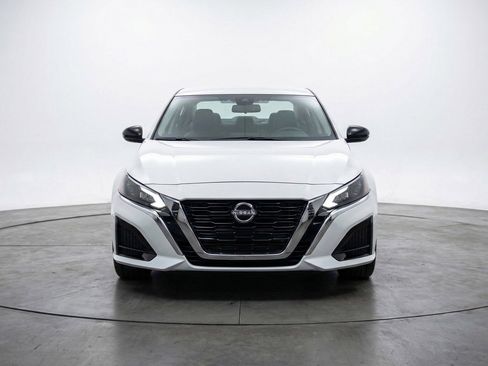 Used 2025 Nissan Altima 2.5 SV FWD image 2