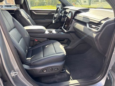 Used 2026 GMC Acadia Elevation w/ Elevation Premium Package FWD image 9