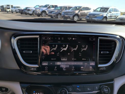 Used 2024 Chrysler Pacifica Touring-L FWD image 25