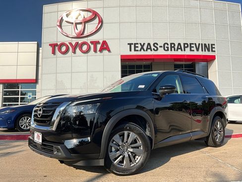 Used 2024 Nissan Pathfinder SV image 2