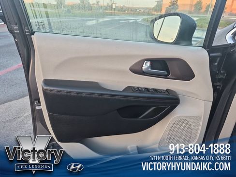 Used 2019 Chrysler Pacifica Touring Plus w/ Tire & Wheel Group FWD image 10