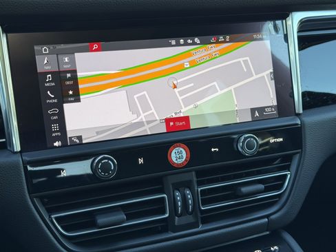 Used 2025 Porsche Macan image 20