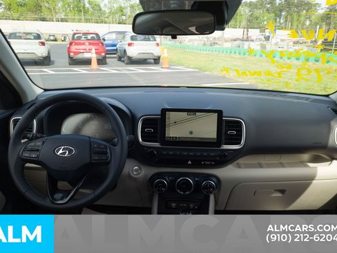 Used 2025 Hyundai Venue Limited image 19