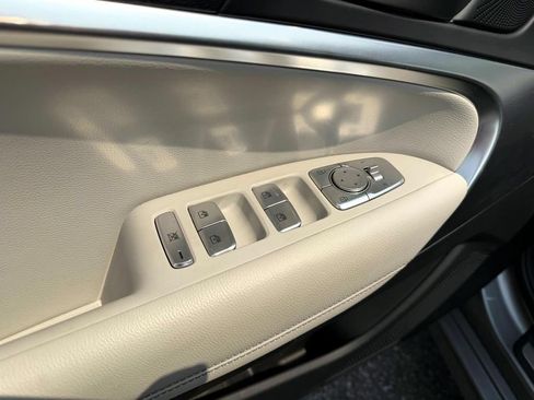 Certified 2025 Genesis G70 2.5T AWD/4WD image 17