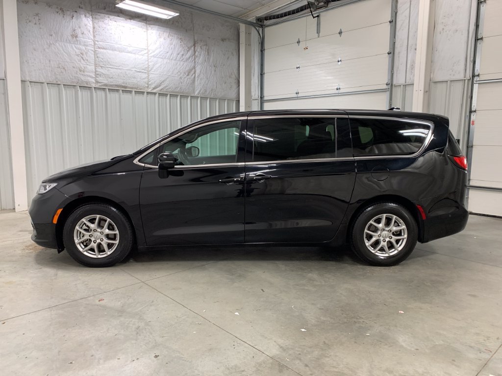 Used 2026 Chrysler Pacifica Select FWD image 3