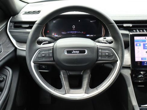 Used 2024 Jeep Grand Cherokee L Limited AWD/4WD image 18