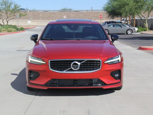 Used 2019 Volvo S60 T6 R-Design image 2