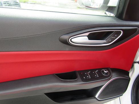 Used 2018 Alfa Romeo Giulia AWD image 23